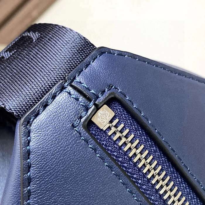 LOEWE 9074 牛皮革変形スリング 海軍藍 サイズ:32.5x12.3cm