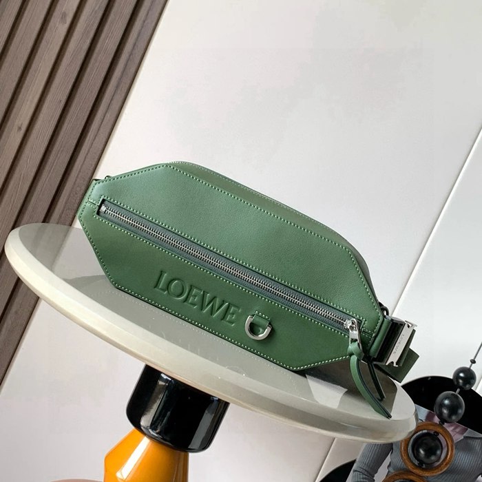LOEWE 9074 牛皮革変形スリング 森林緑 サイズ:32.5x12.3cm