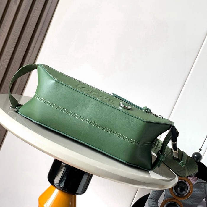 LOEWE 9074 牛皮革変形スリング 森林緑 サイズ:32.5x12.3cm