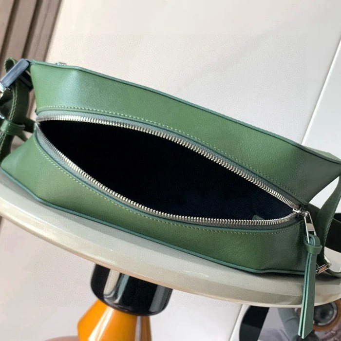 LOEWE 9074 牛皮革変形スリング 森林緑 サイズ:32.5x12.3cm