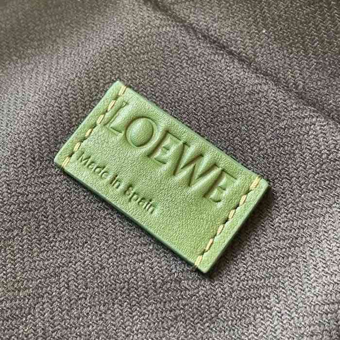 LOEWE 9074 牛皮革変形スリング 森林緑 サイズ:32.5x12.3cm