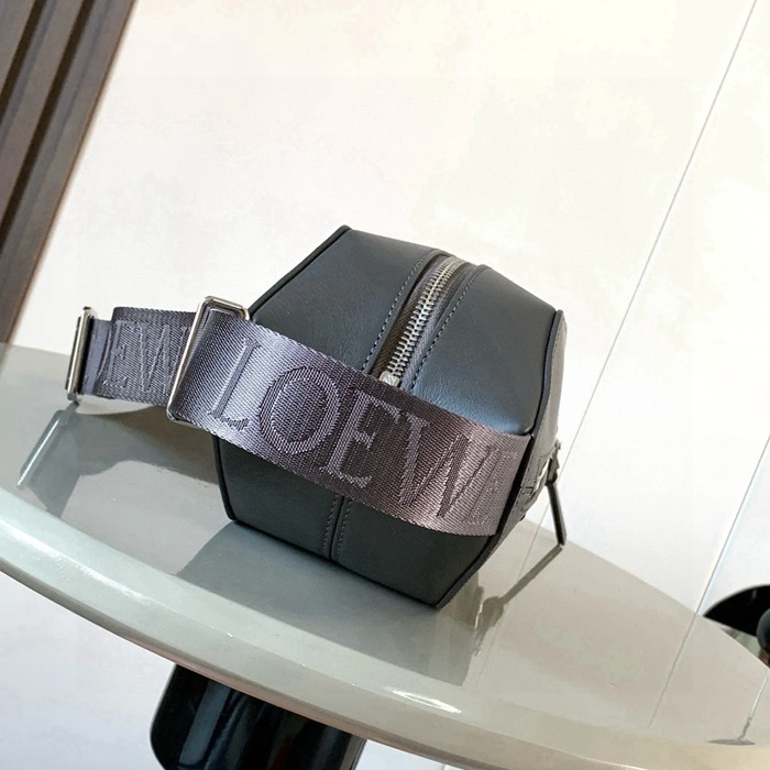 LOEWE 9074 牛皮革変形スリング 濃茶 サイズ:32.5x12.3cm