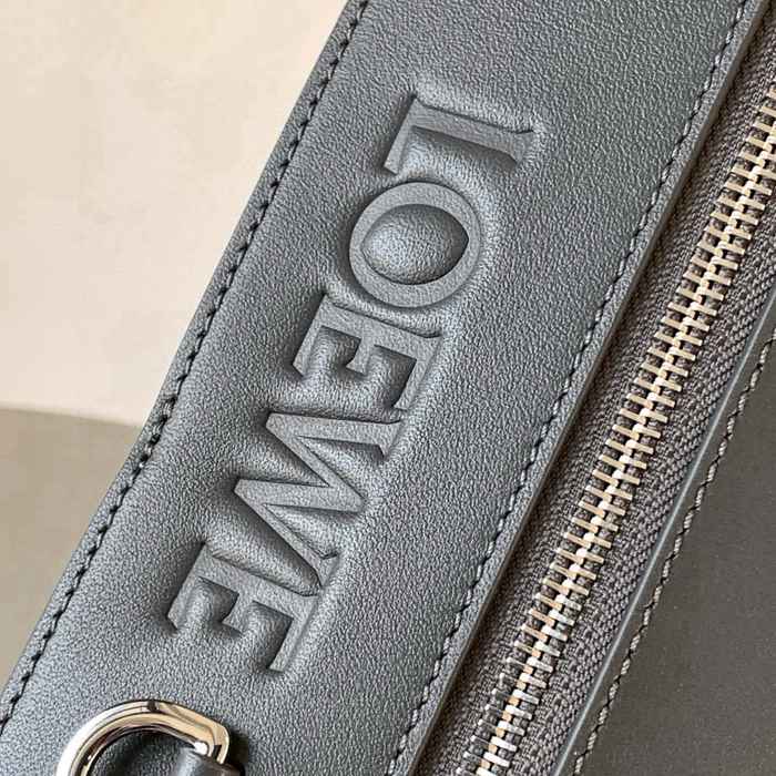LOEWE 9074 牛皮革変形スリング 濃茶 サイズ:32.5x12.3cm