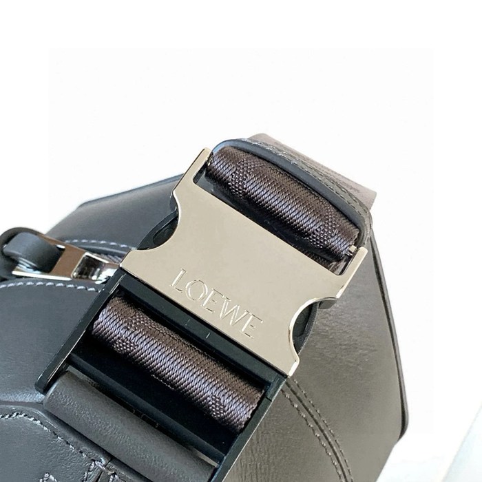 LOEWE 9074 牛皮革変形スリング 濃茶 サイズ:32.5x12.3cm