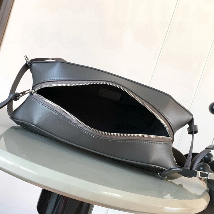LOEWE 9074 牛皮革変形スリング 濃茶 サイズ:32.5x12.3cm