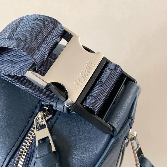 LOEWE 9074 牛皮革変形スリング 藍色 サイズ:32.5x12.3cm
