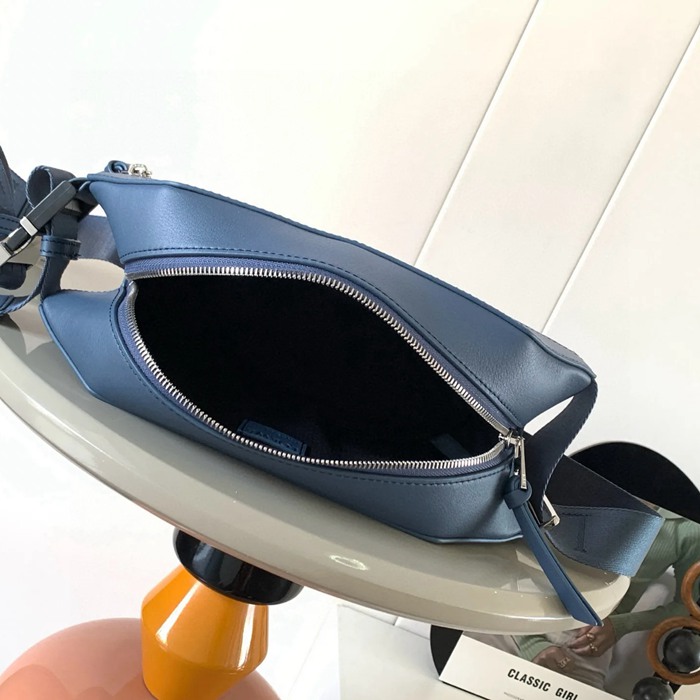 LOEWE 9074 牛皮革変形スリング 藍色 サイズ:32.5x12.3cm