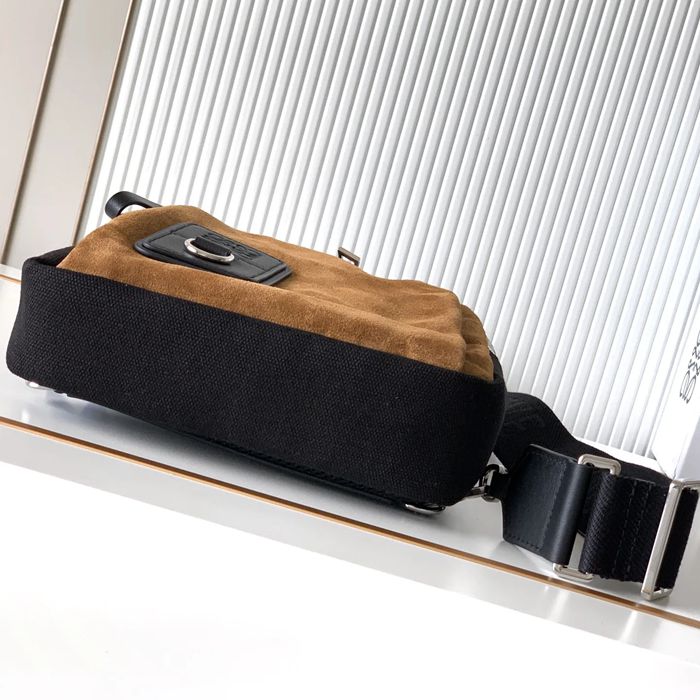 LOEWE 9171 スエードマルチバッグ フレックススリング サイズ:31x18x10cm