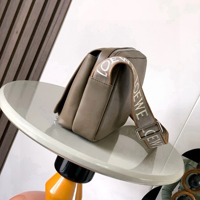 LOEWE 9011 メッセンジャー クラシック ウィンターブラウン サイズ:23x18cm