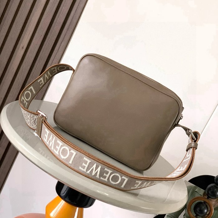 LOEWE 9011 メッセンジャー クラシック ウィンターブラウン サイズ:23x18cm