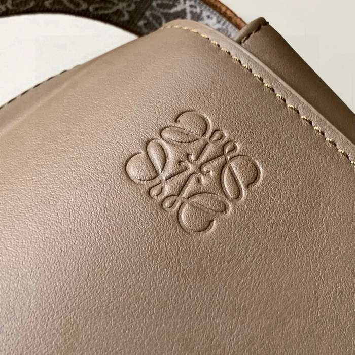 LOEWE 9011 メッセンジャー クラシック ウィンターブラウン サイズ:23x18cm