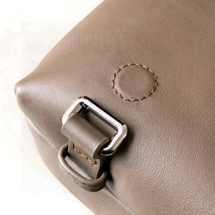 LOEWE 9011 メッセンジャー クラシック ウィンターブラウン サイズ:23x18cm