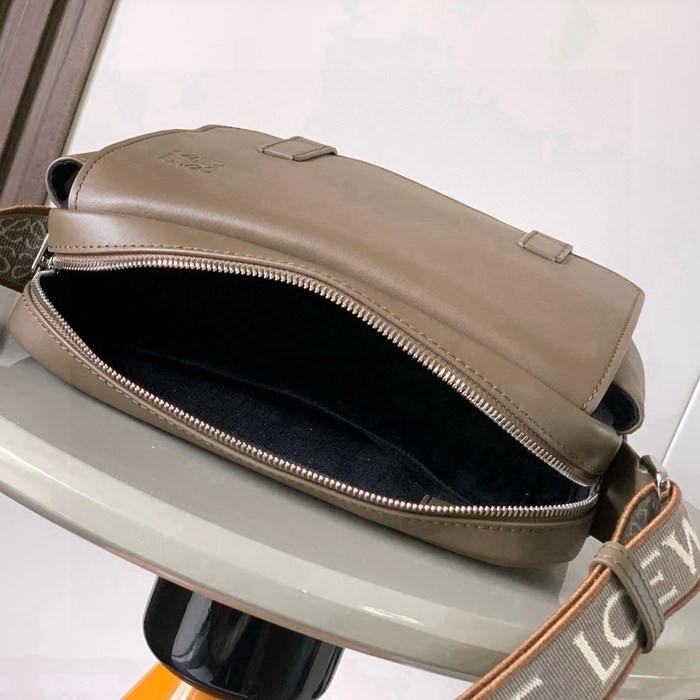 LOEWE 9011 メッセンジャー クラシック ウィンターブラウン サイズ:23x18cm