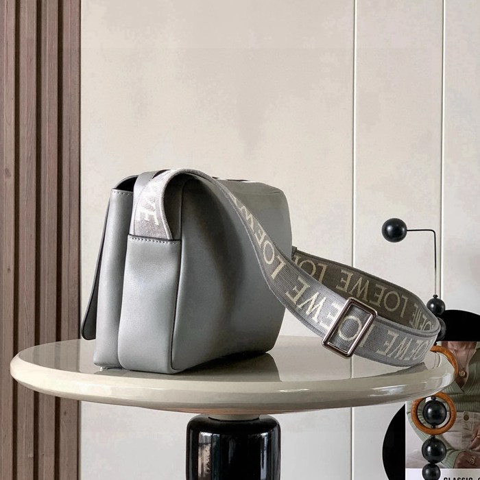LOEWE 9011 メッセンジャー クラシック パールグレー サイズ:23x18cm