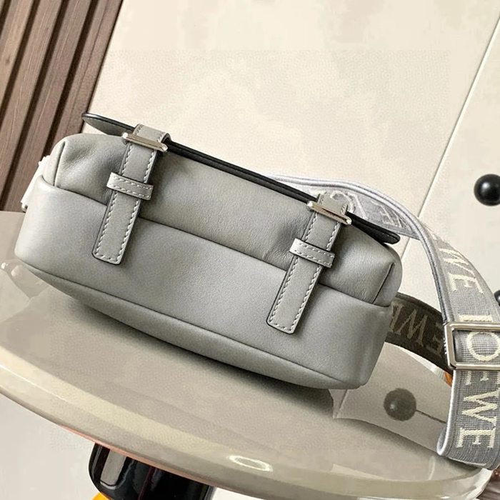 LOEWE 9011 メッセンジャー クラシック パールグレー サイズ:23x18cm