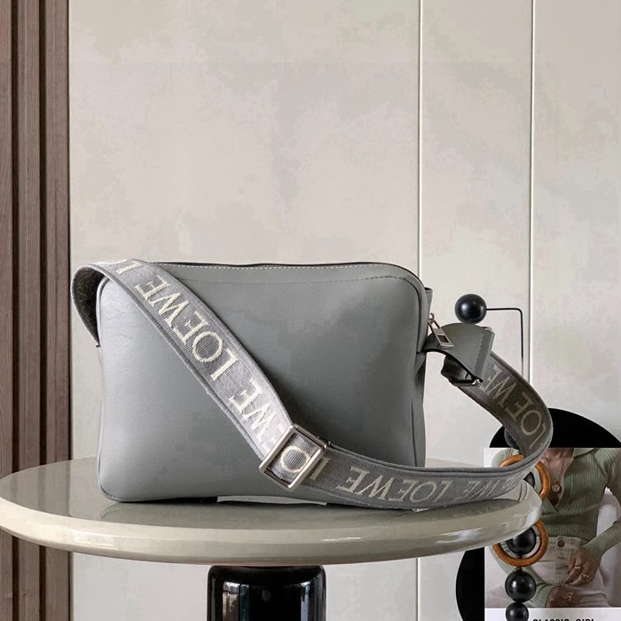 LOEWE 9011 メッセンジャー クラシック パールグレー サイズ:23x18cm