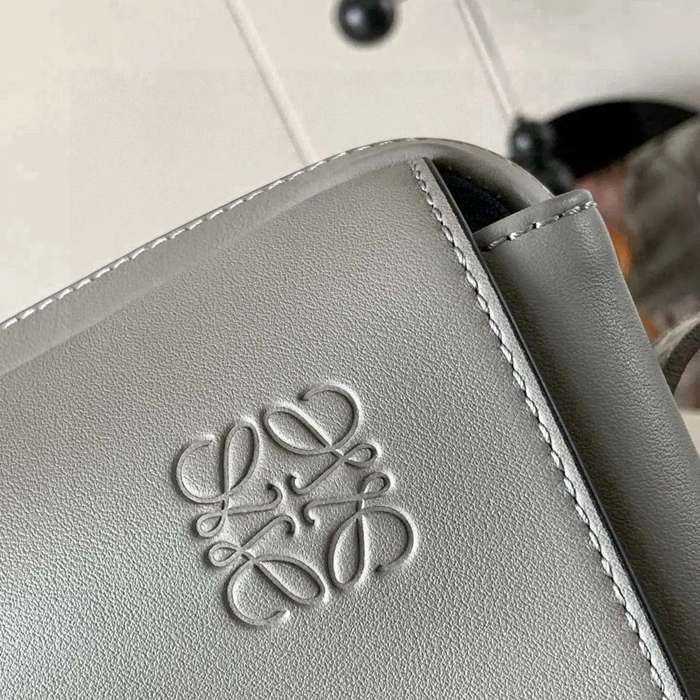 LOEWE 9011 メッセンジャー クラシック パールグレー サイズ:23x18cm