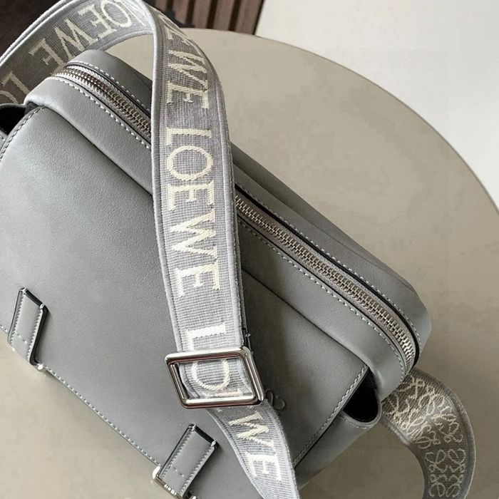 LOEWE 9011 メッセンジャー クラシック パールグレー サイズ:23x18cm