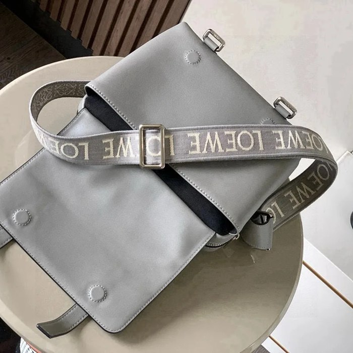 LOEWE 9011 メッセンジャー クラシック パールグレー サイズ:23x18cm