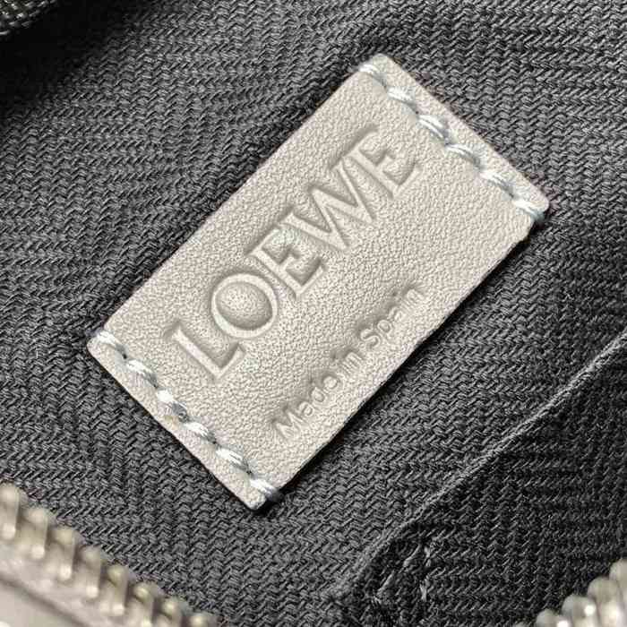 LOEWE 9011 メッセンジャー クラシック パールグレー サイズ:23x18cm