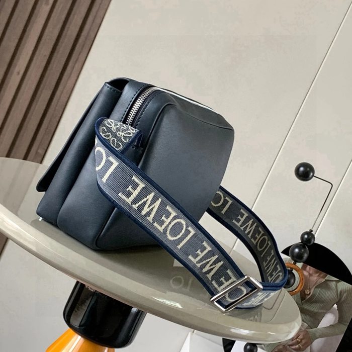 LOEWE 9011 メッセンジャー クラシック 濃青 サイズ:23x18cm