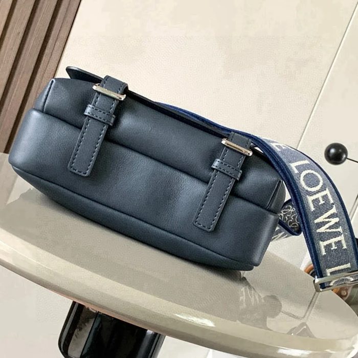 LOEWE 9011 メッセンジャー クラシック 濃青 サイズ:23x18cm
