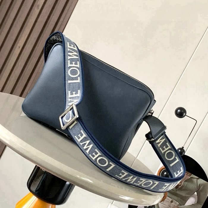 LOEWE 9011 メッセンジャー クラシック 濃青 サイズ:23x18cm