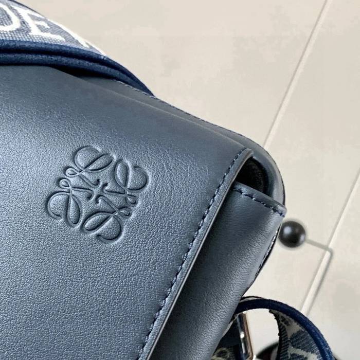 LOEWE 9011 メッセンジャー クラシック 濃青 サイズ:23x18cm