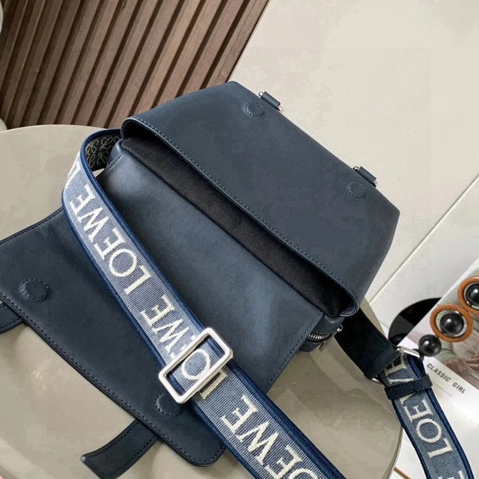 LOEWE 9011 メッセンジャー クラシック 濃青 サイズ:23x18cm