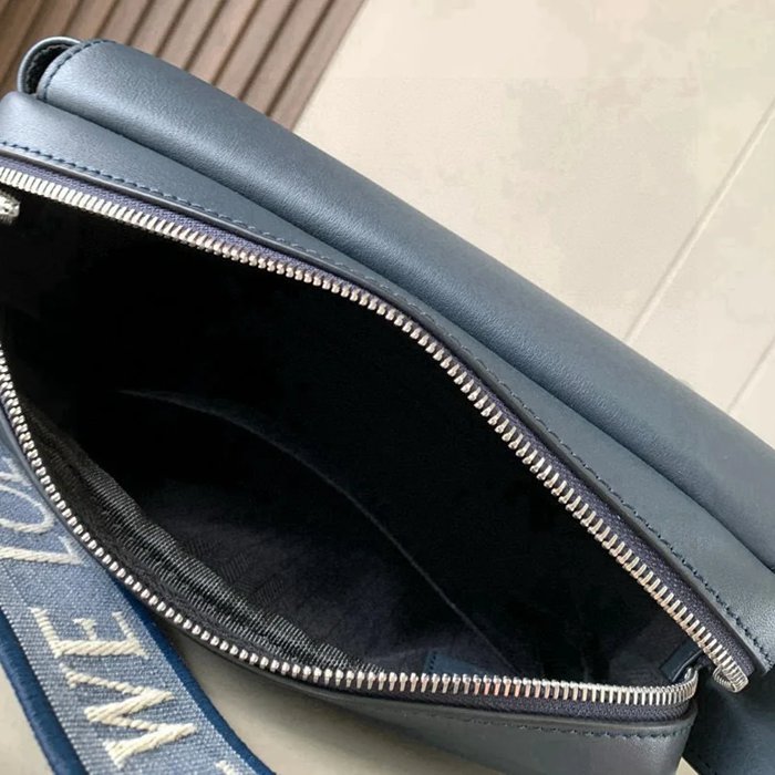 LOEWE 9011 メッセンジャー クラシック 濃青 サイズ:23x18cm