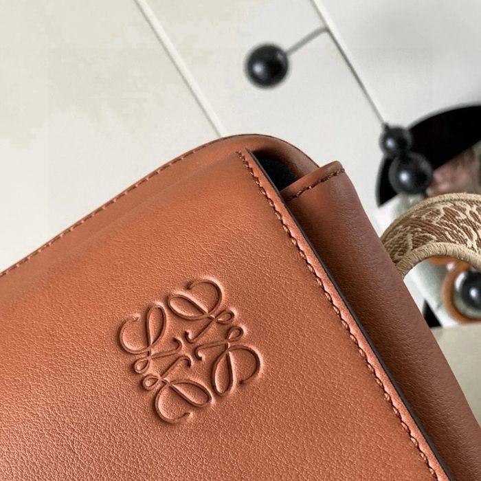 LOEWE 9011 メッセンジャー クラシック 棕 サイズ:23x18cm