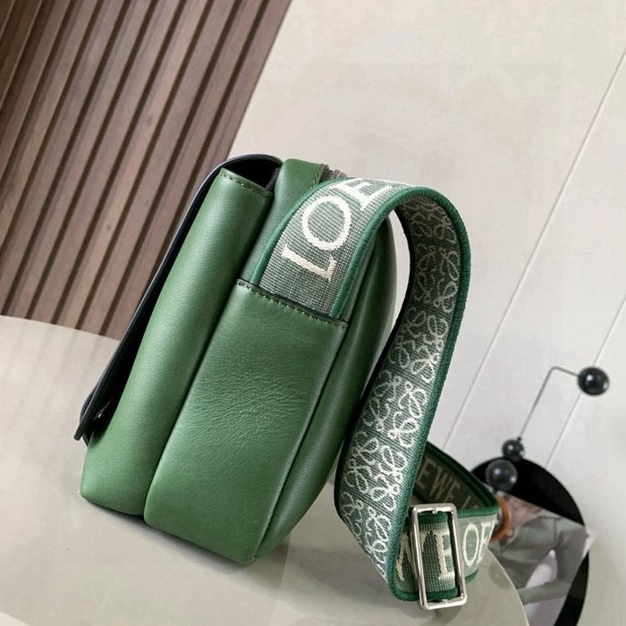 LOEWE 9011 メッセンジャー クラシック 緑 サイズ:23x18cm