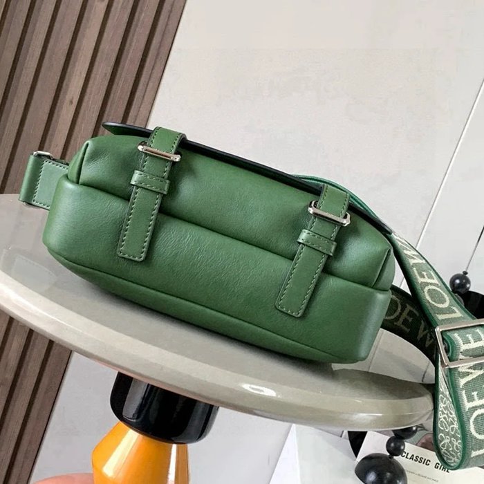 LOEWE 9011 メッセンジャー クラシック 緑 サイズ:23x18cm