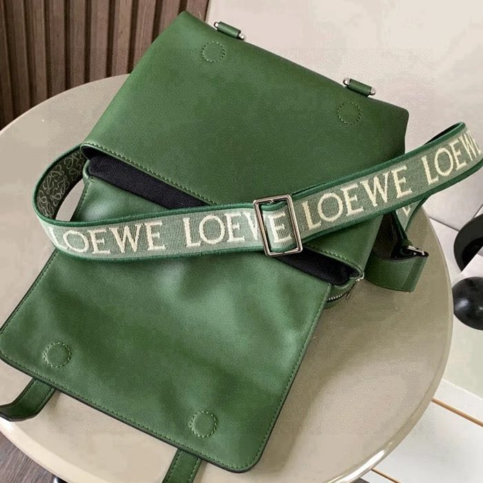 LOEWE 9011 メッセンジャー クラシック 緑 サイズ:23x18cm