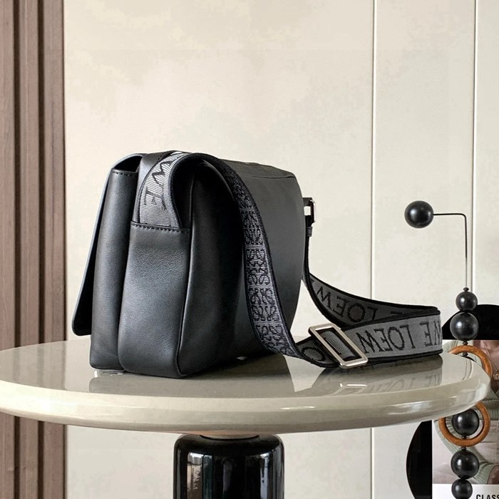 LOEWE 9011 メッセンジャー クラシック 黒 サイズ:23x18cm