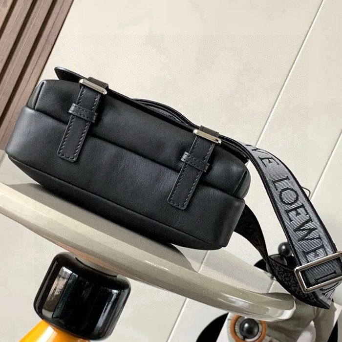 LOEWE 9011 メッセンジャー クラシック 黒 サイズ:23x18cm