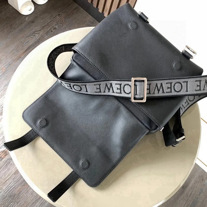 LOEWE 9011 メッセンジャー クラシック 黒 サイズ:23x18cm