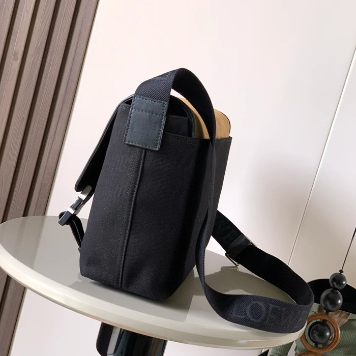 LOEWE 9100 中キャンバスメッセンジャー フレックス 黒深金黄 サイズ:38x27x9.5cm