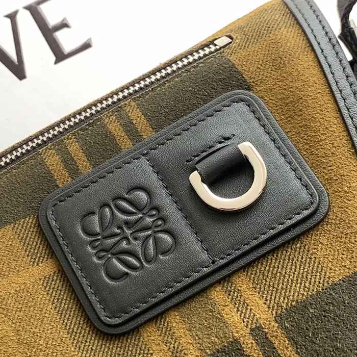 LOEWE 9100 中キャンバスメッセンジャー フレックス 緑チェック サイズ:38x27x9.5cm