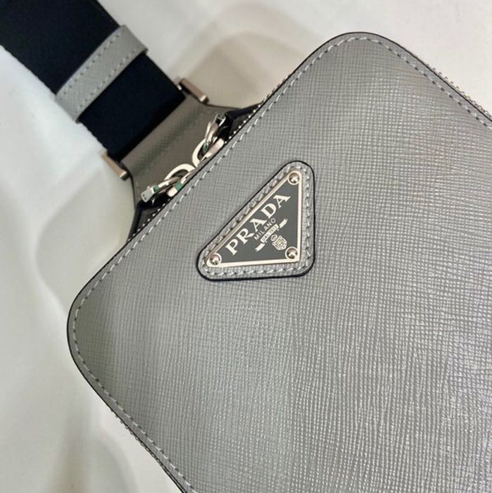 PRADA 2VZ106 胸バッグ サイズ:20x14cm