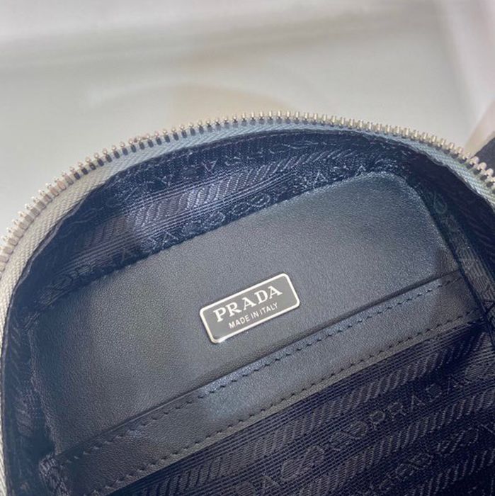 PRADA 2VZ106 胸バッグ サイズ:20x14cm