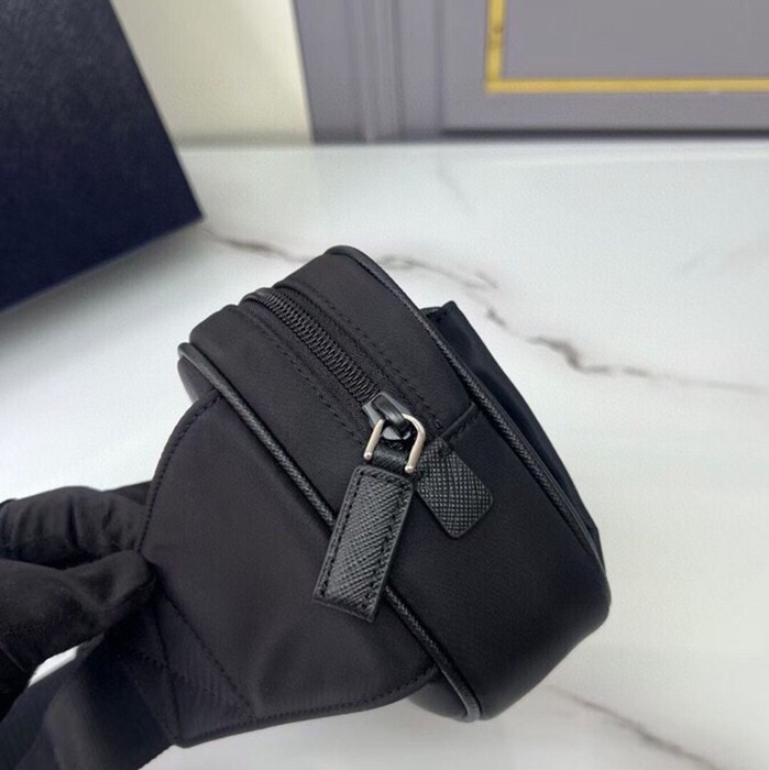 PRADA 黒布×レザー胸腰バッグ サイズ:21x12.5x4.5cm