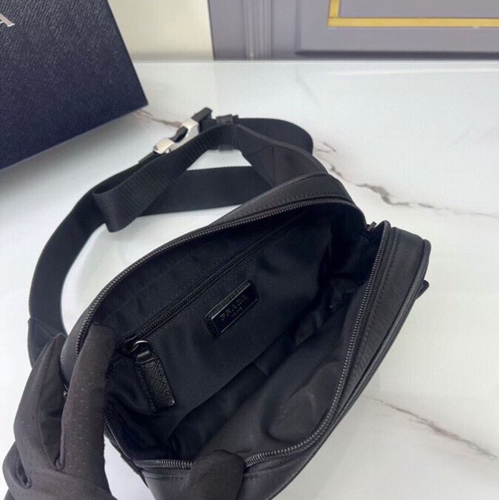 PRADA 黒布×レザー胸腰バッグ サイズ:21x12.5x4.5cm