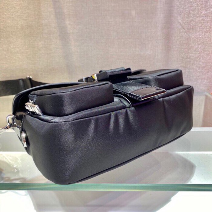 PRADA 1BD295 ナイロンショルダー サイズ:23x12.5x5.5cm