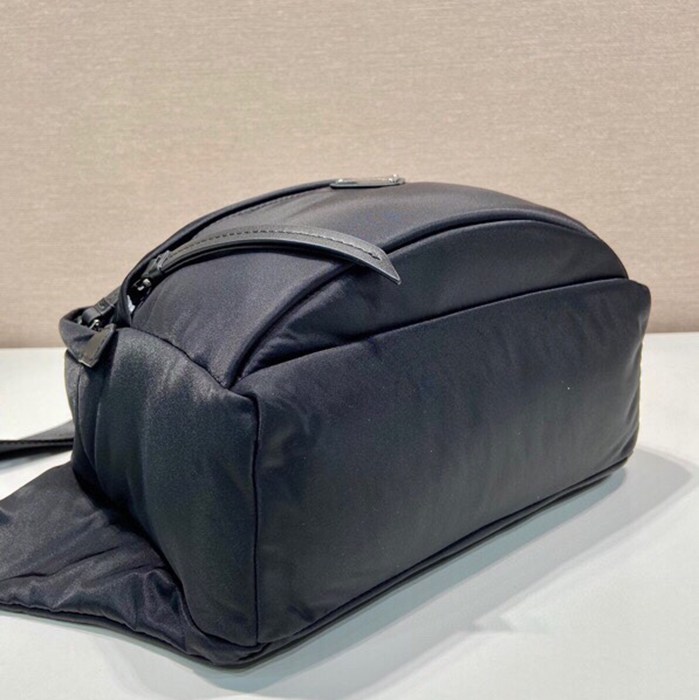 PRADA 2VH038B メッセンジャー サイズ:26x20x10cm