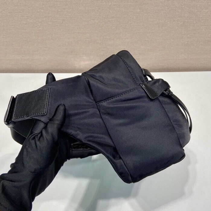 PRADA 2VH038B メッセンジャー サイズ:26x20x10cm