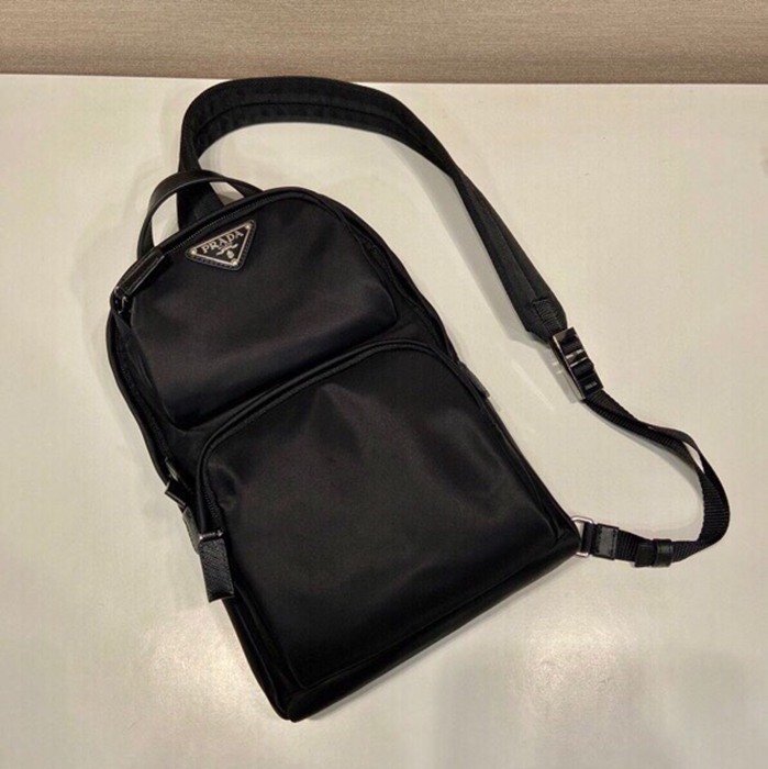 PRADA 2VZ105 胸バッグ サイズ:31x20cm