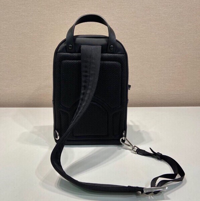 PRADA 2VZ105 胸バッグ サイズ:31x20cm