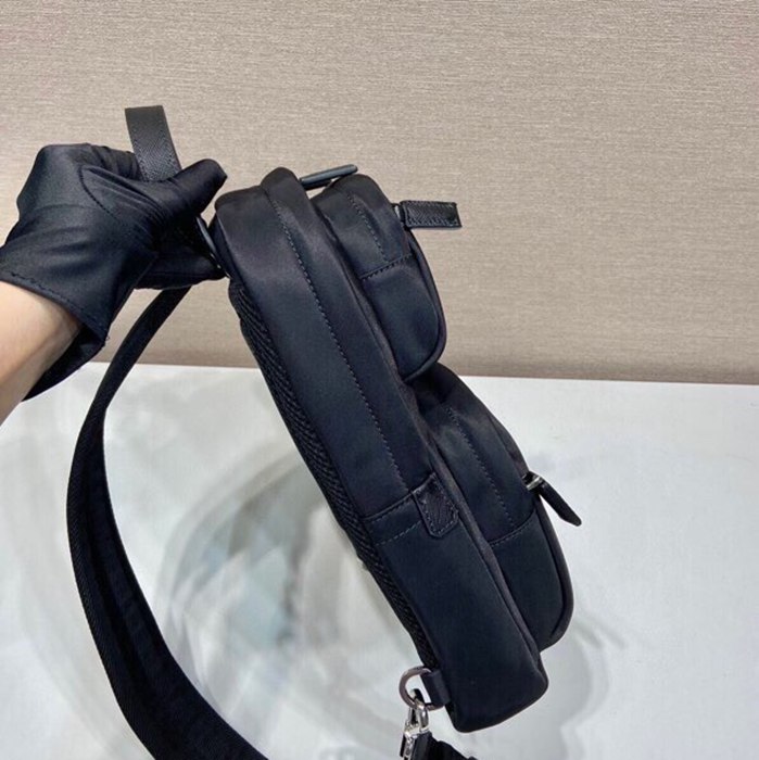 PRADA 2VZ105 胸バッグ サイズ:31x20cm