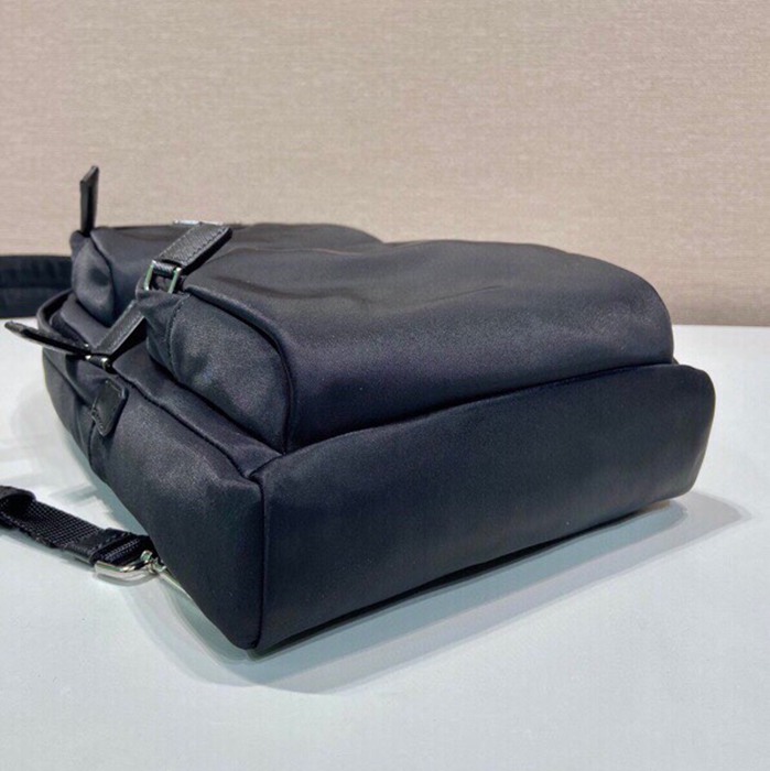 PRADA 2VZ105 胸バッグ サイズ:31x20cm